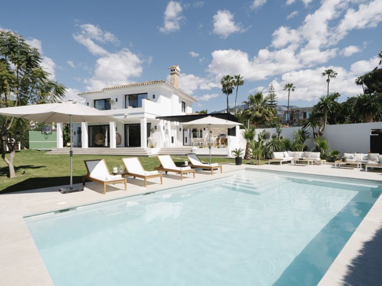 Modern family villa in Nueva Andalucia, with golf and mountain views!