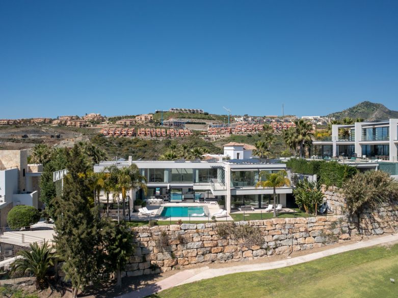 Villa Aqua – Elegancia Moderna en Primera Línea de Golf en La Alquería, Benahavís