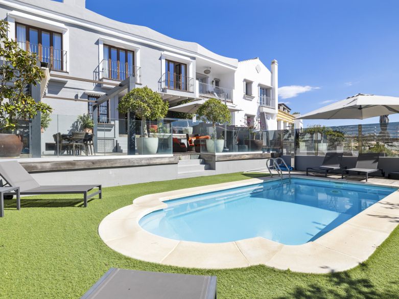 Elegant 5-Bedroom Townhouse with Private Pool in La Perla de la Heredia, Benahavís