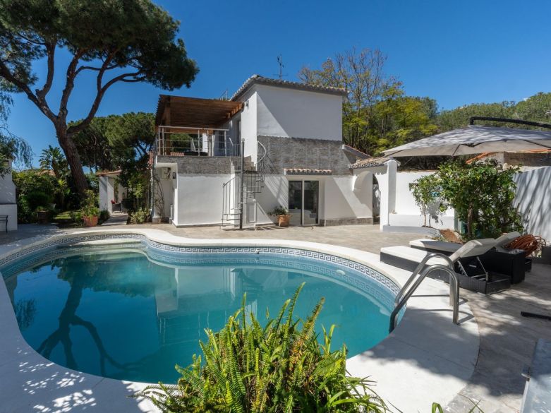 Charming 4-Bedroom Spanish Villa Just Steps from the Beach – Marbesa, Marbella