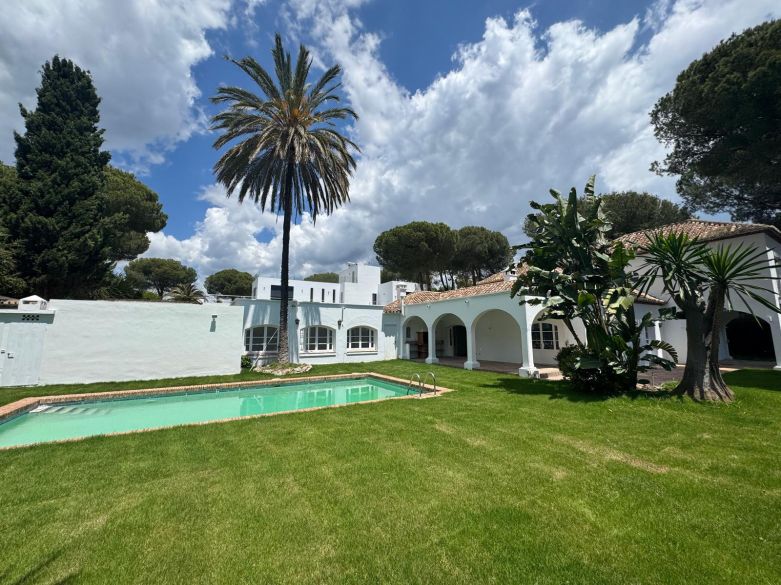 Sueño de Inversor – Amplia Villa con Gran Potencial en El Paraíso Medio, Estepona
