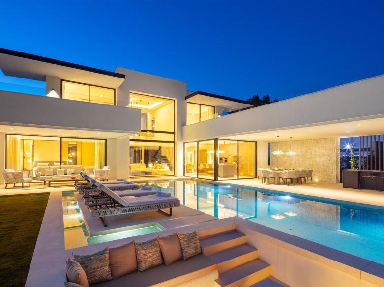 Amazing modern villa close to Las Brisas and Aloha Golf Clubs!