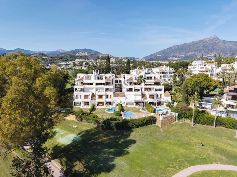 Ático de lujo en primera línea de golf en Nueva Andalucía