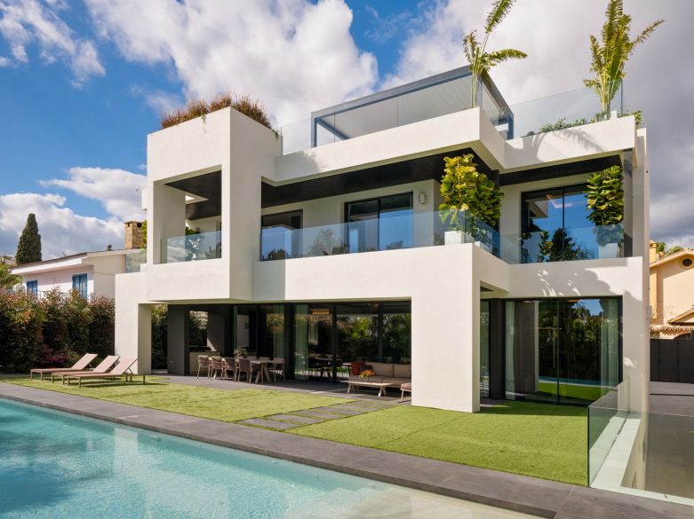 Exclusive, fully automated modern home, on Marbella's Golden Mile!