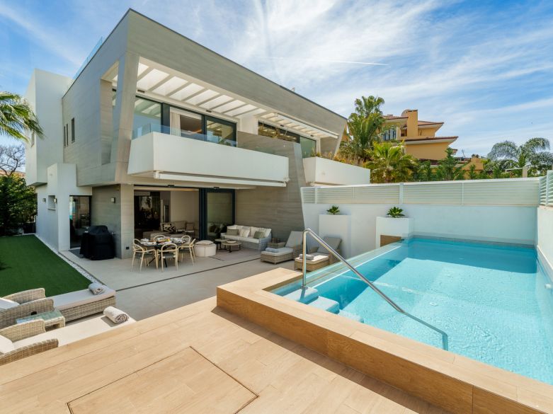 Modern Semi-Detached Villa Steps from the Beach – Between Puerto Banús and San Pedro