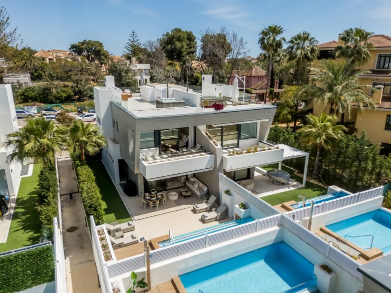 Modern Semi-Detached Villa Steps from the Beach – Between Puerto Banús and San Pedro