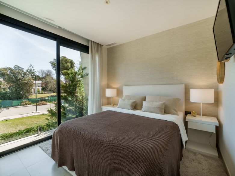 Modern Semi-Detached Villa Steps from the Beach – Between Puerto Banús and San Pedro