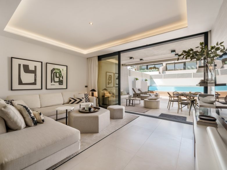 Modern Semi-Detached Villa Steps from the Beach – Between Puerto Banús and San Pedro
