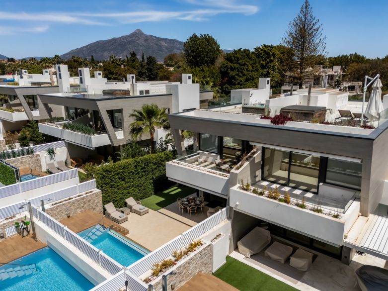 Modern Semi-Detached Villa Steps from the Beach – Between Puerto Banús and San Pedro