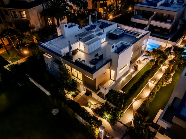 Modern Semi-Detached Villa Steps from the Beach – Between Puerto Banús and San Pedro
