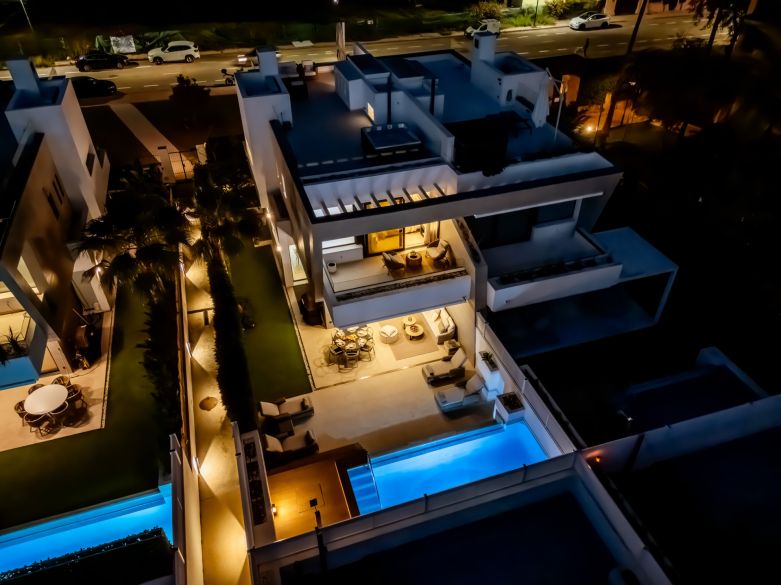 Modern Semi-Detached Villa Steps from the Beach – Between Puerto Banús and San Pedro