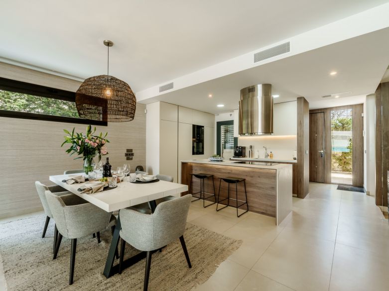 Modern Semi-Detached Villa Steps from the Beach – Between Puerto Banús and San Pedro