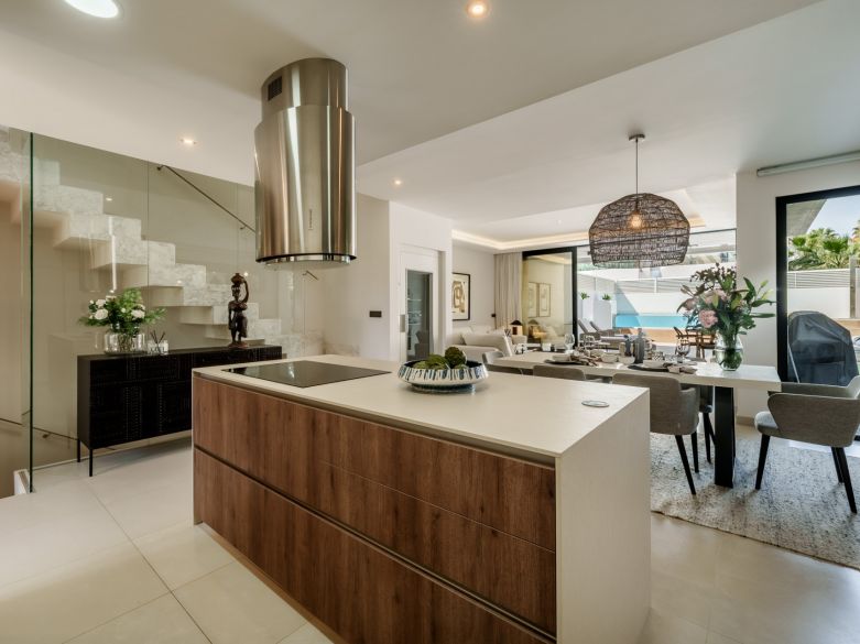 Modern Semi-Detached Villa Steps from the Beach – Between Puerto Banús and San Pedro