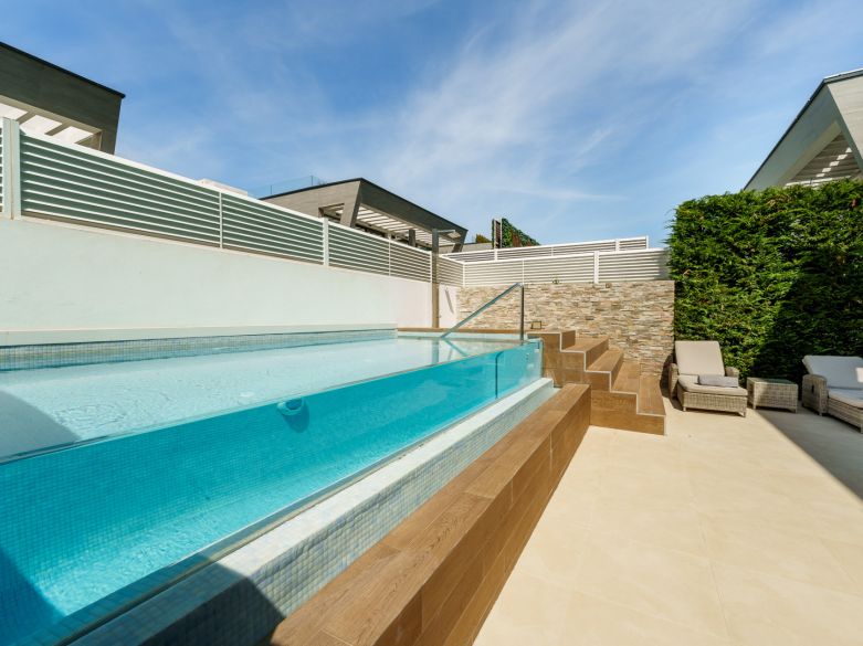 Modern Semi-Detached Villa Steps from the Beach – Between Puerto Banús and San Pedro