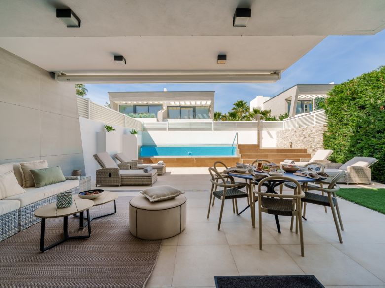 Modern Semi-Detached Villa Steps from the Beach – Between Puerto Banús and San Pedro