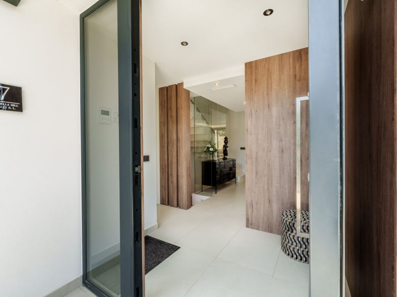 Modern Semi-Detached Villa Steps from the Beach – Between Puerto Banús and San Pedro