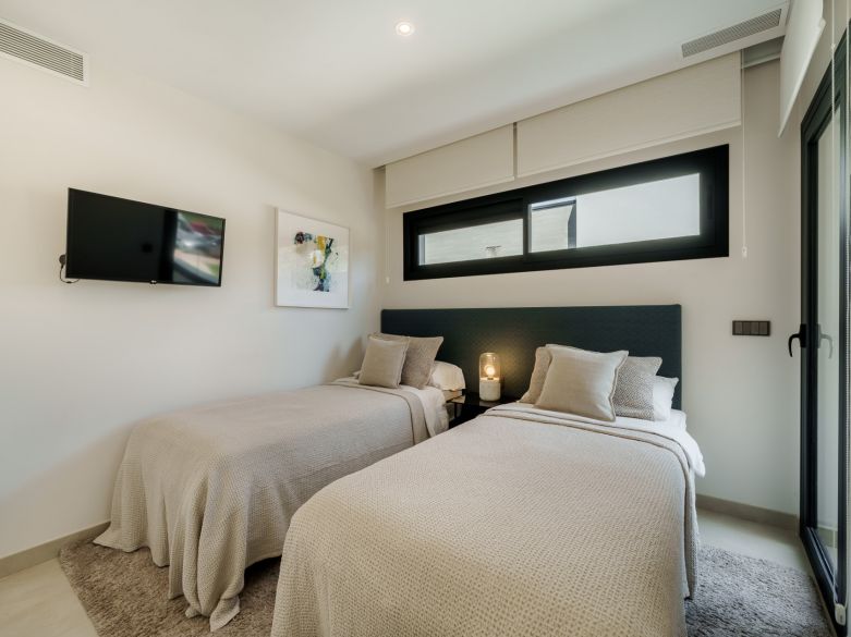 Modern Semi-Detached Villa Steps from the Beach – Between Puerto Banús and San Pedro