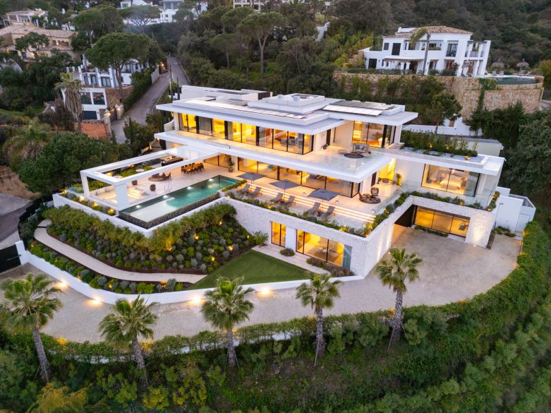 ¡Fabulosa villa de lujo con piscina infinita en las colinas de Benahavís!