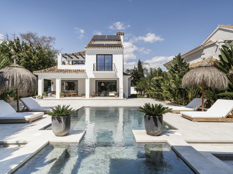 Renovated family villa in the gated Parcelas del Golf neighborhood!