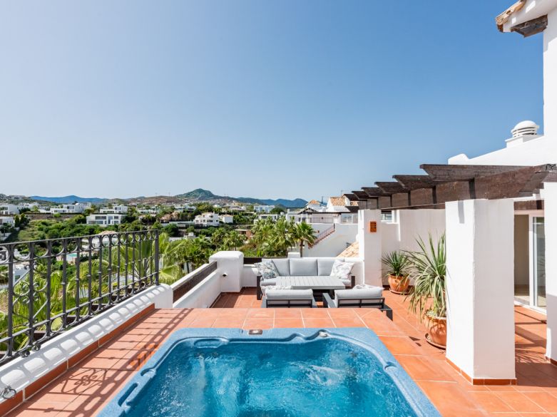 Elegant Southwest-Facing Penthouse with Panoramic Views in Lomas del Marqués