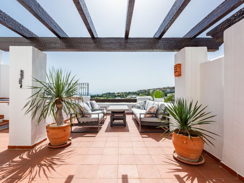 Elegante ático orientado al suroeste con vistas panorámicas en Lomas del Marqués