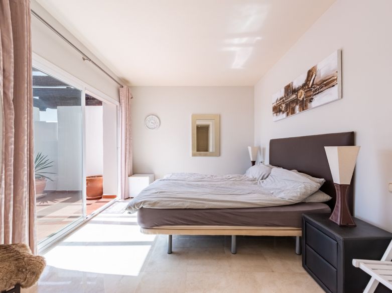 Elegante ático orientado al suroeste con vistas panorámicas en Lomas del Marqués