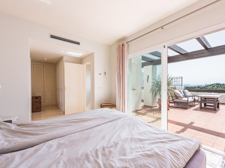 Elegante ático orientado al suroeste con vistas panorámicas en Lomas del Marqués