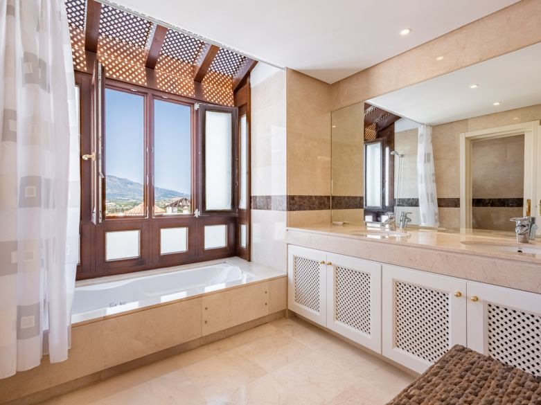 Elegante ático orientado al suroeste con vistas panorámicas en Lomas del Marqués