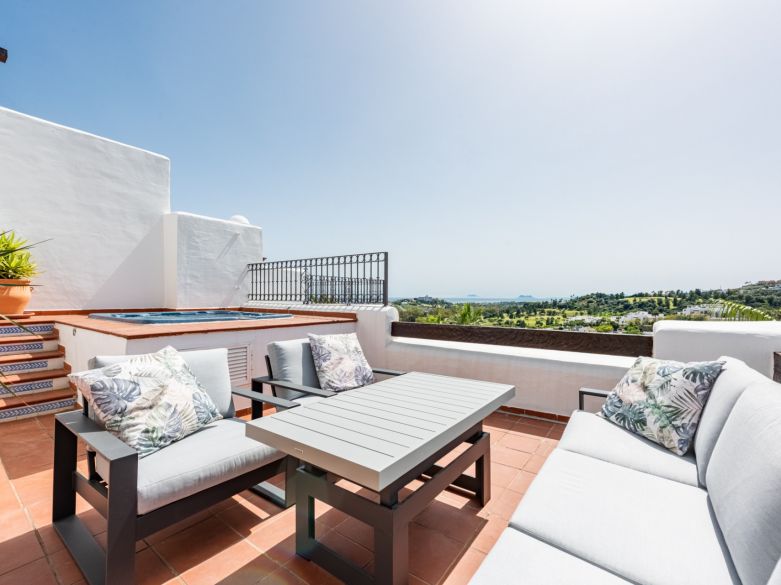 Elegante ático orientado al suroeste con vistas panorámicas en Lomas del Marqués