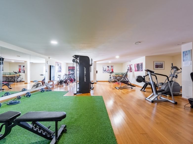 Elegante ático orientado al suroeste con vistas panorámicas en Lomas del Marqués