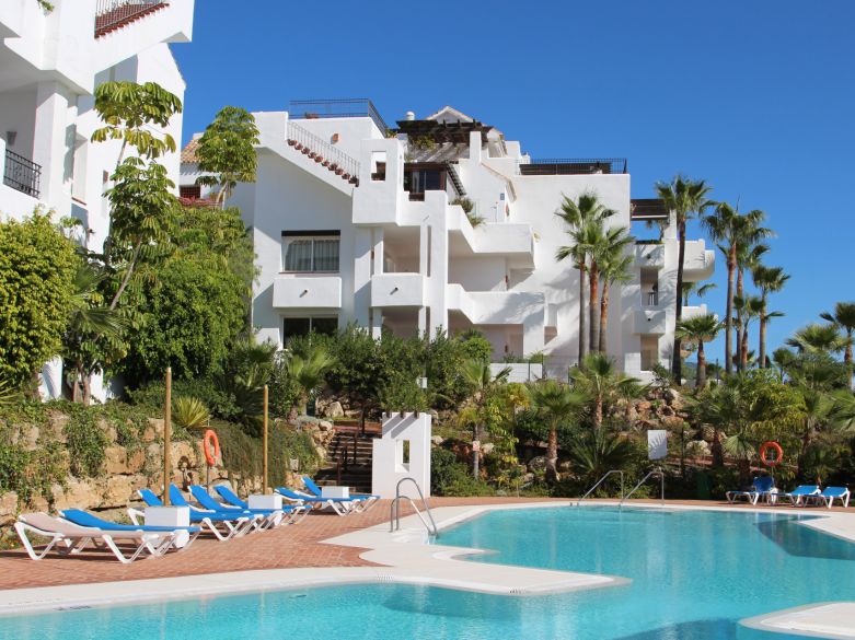 Elegante ático orientado al suroeste con vistas panorámicas en Lomas del Marqués