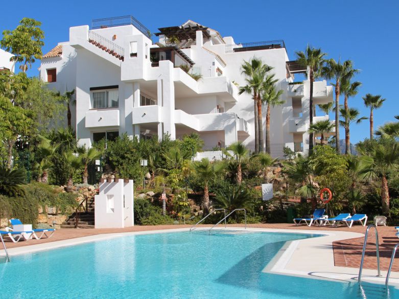 Elegante ático orientado al suroeste con vistas panorámicas en Lomas del Marqués