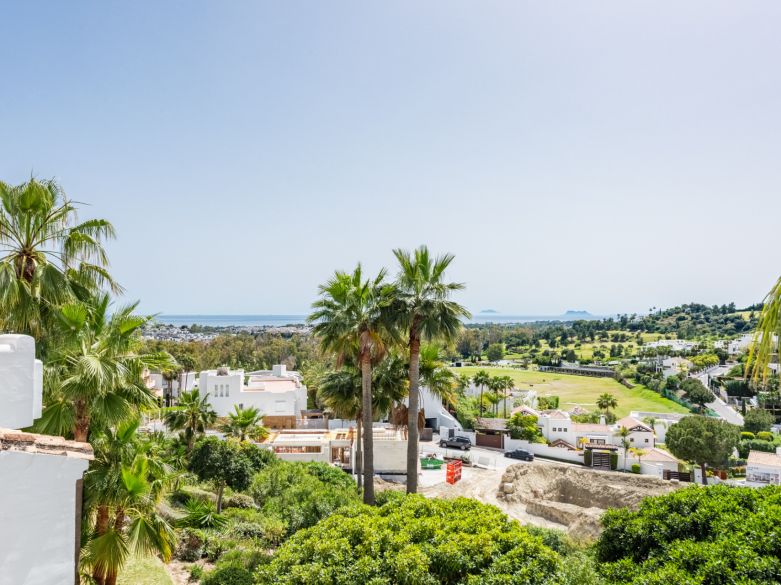 Elegante ático orientado al suroeste con vistas panorámicas en Lomas del Marqués
