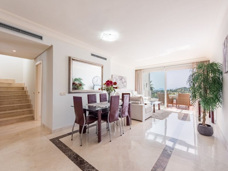 Elegante ático orientado al suroeste con vistas panorámicas en Lomas del Marqués