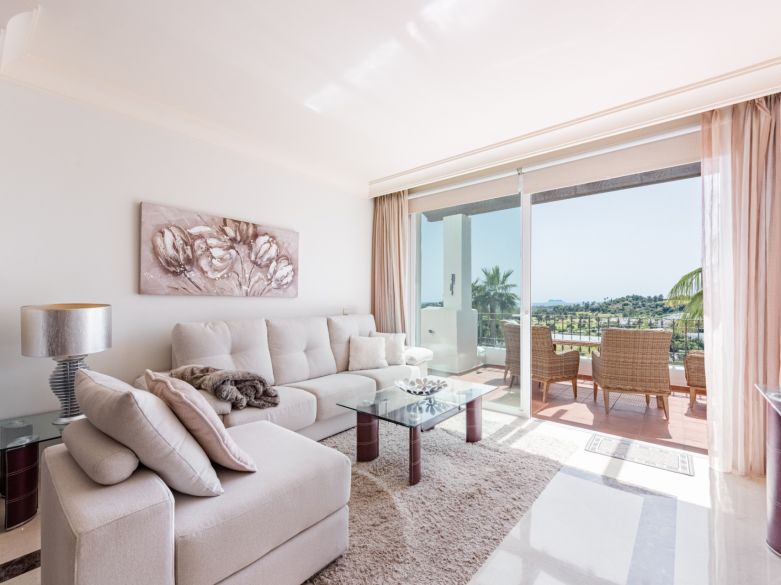 Elegante ático orientado al suroeste con vistas panorámicas en Lomas del Marqués