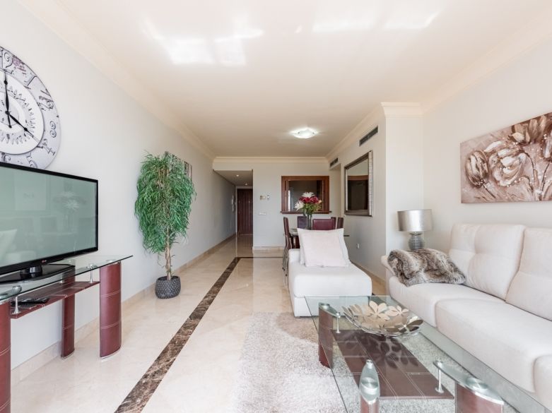 Elegante ático orientado al suroeste con vistas panorámicas en Lomas del Marqués