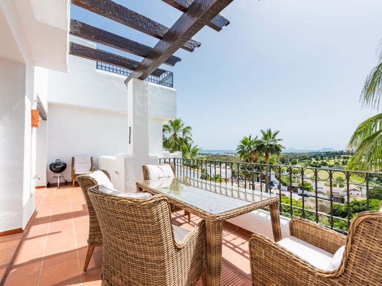 Elegante ático orientado al suroeste con vistas panorámicas en Lomas del Marqués