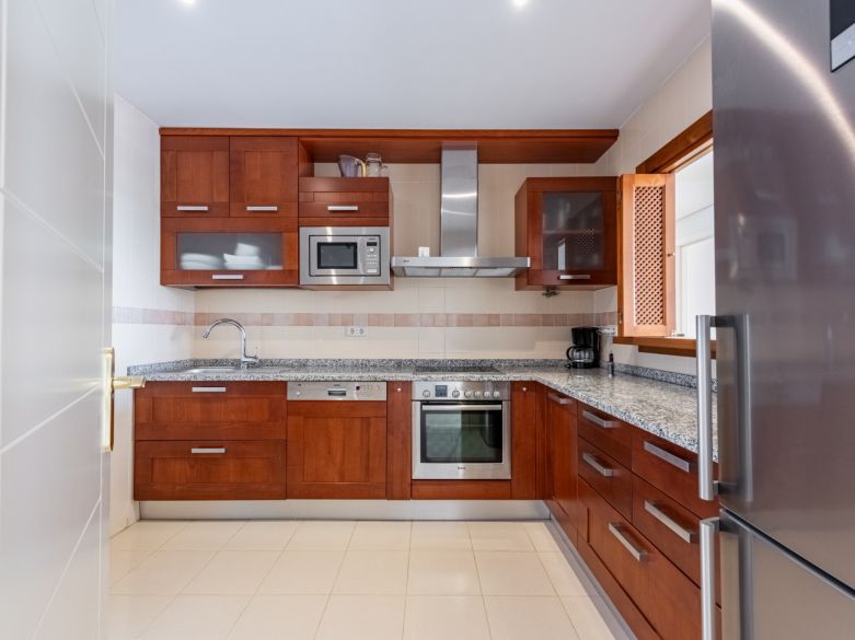 Elegante ático orientado al suroeste con vistas panorámicas en Lomas del Marqués