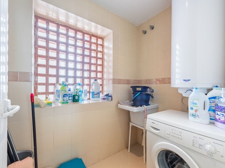 Elegante ático orientado al suroeste con vistas panorámicas en Lomas del Marqués