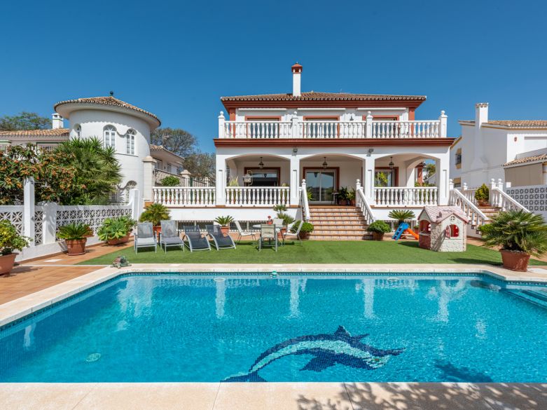 Elegante villa en el centro de San Pedro! Con 3 apartamentos independientes y garaje para 10 coches.