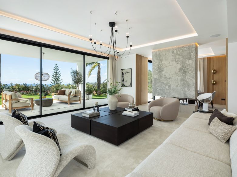 ¡Villa recién renovada con vistas al mar y al golf en Los Arqueros!