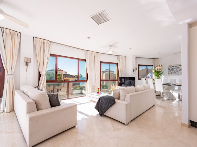 Ático Elegante en Primera Línea de Playa con Vistas Panorámicas al Mar y la Montaña en Costalita!