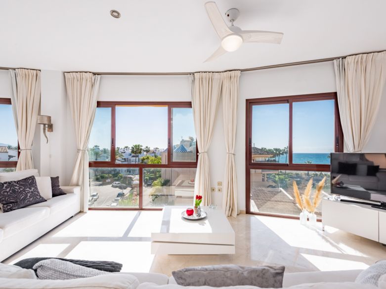 Ático Elegante en Primera Línea de Playa con Vistas Panorámicas al Mar y la Montaña en Costalita!