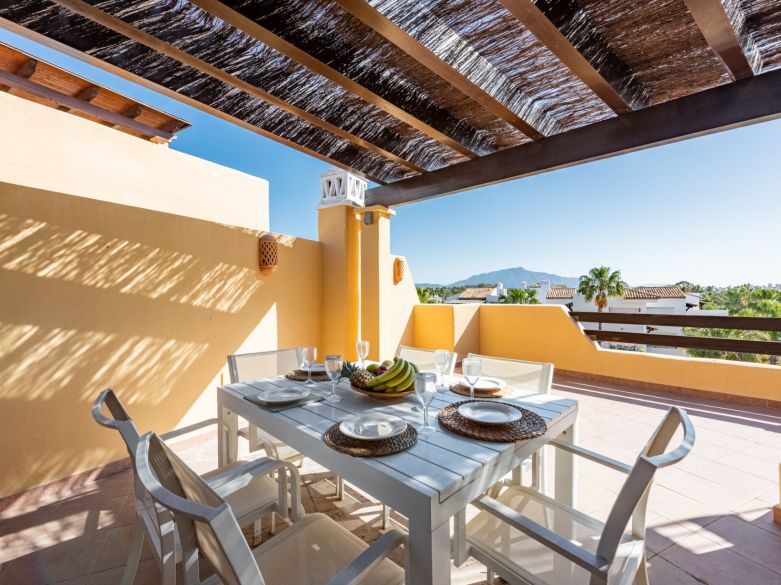 Ático Elegante en Primera Línea de Playa con Vistas Panorámicas al Mar y la Montaña en Costalita!
