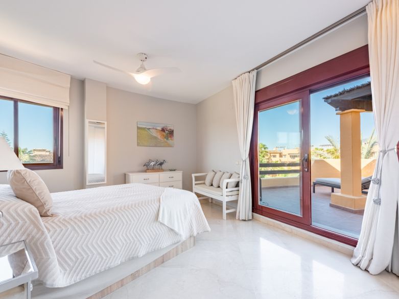 Ático Elegante en Primera Línea de Playa con Vistas Panorámicas al Mar y la Montaña en Costalita!