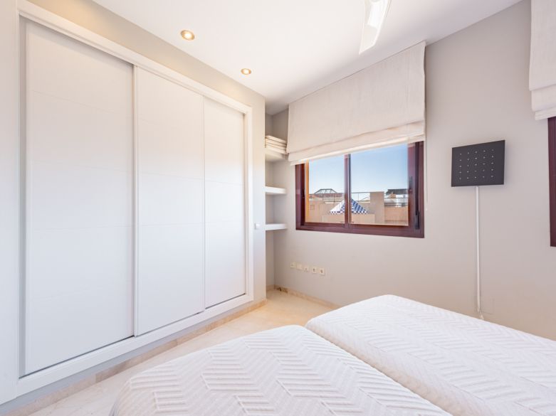 Ático Elegante en Primera Línea de Playa con Vistas Panorámicas al Mar y la Montaña en Costalita!