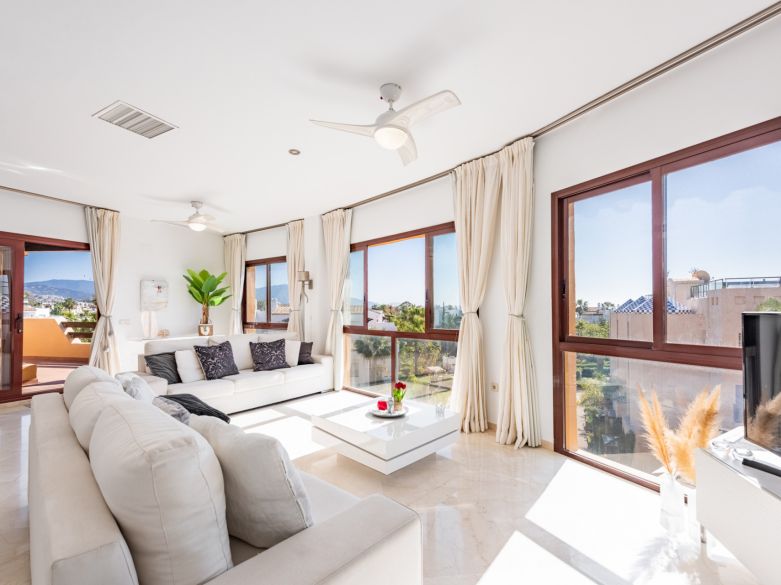 Ático Elegante en Primera Línea de Playa con Vistas Panorámicas al Mar y la Montaña en Costalita!