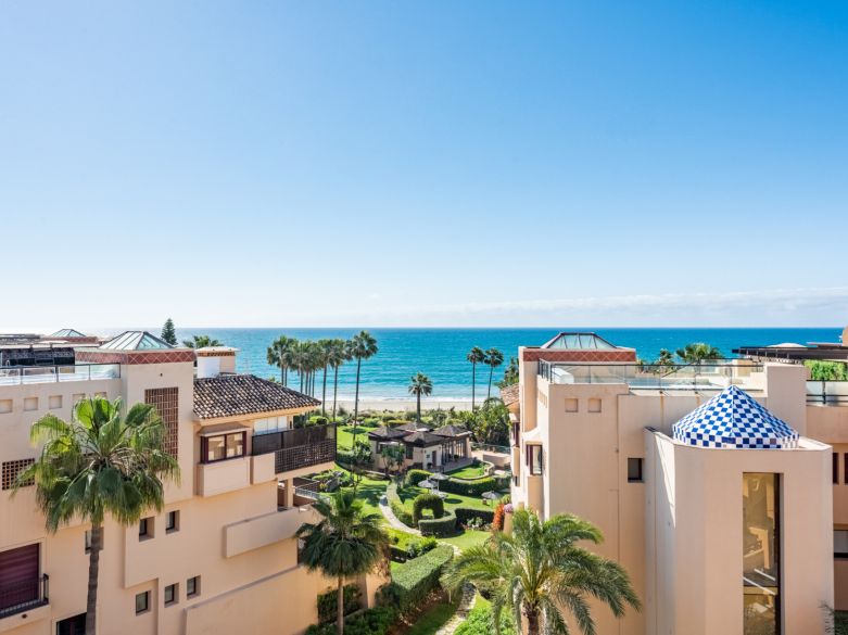 Ático Elegante en Primera Línea de Playa con Vistas Panorámicas al Mar y la Montaña en Costalita!