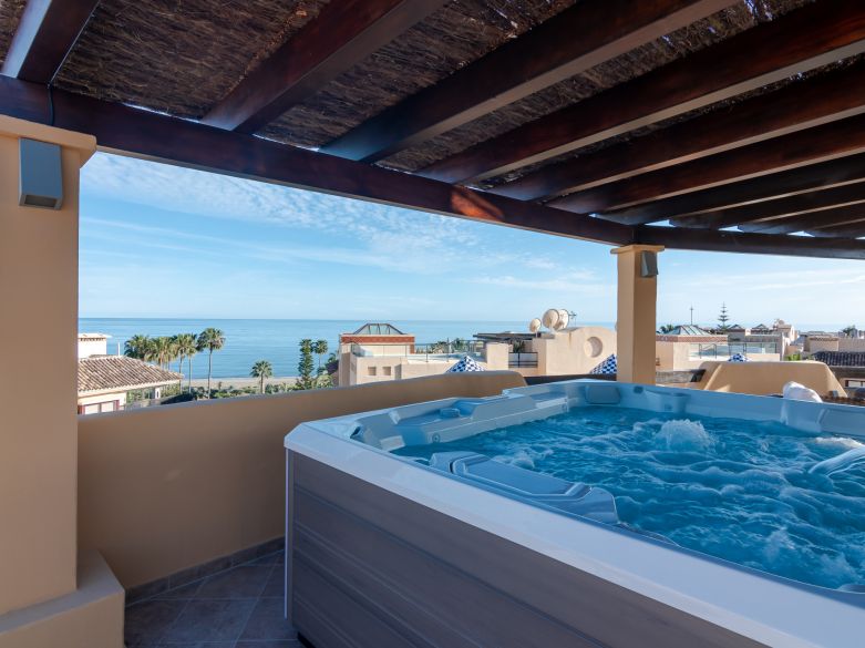 Ático Elegante en Primera Línea de Playa con Vistas Panorámicas al Mar y la Montaña en Costalita!