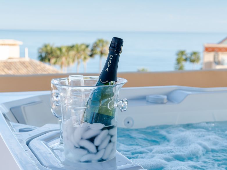 Ático Elegante en Primera Línea de Playa con Vistas Panorámicas al Mar y la Montaña en Costalita!